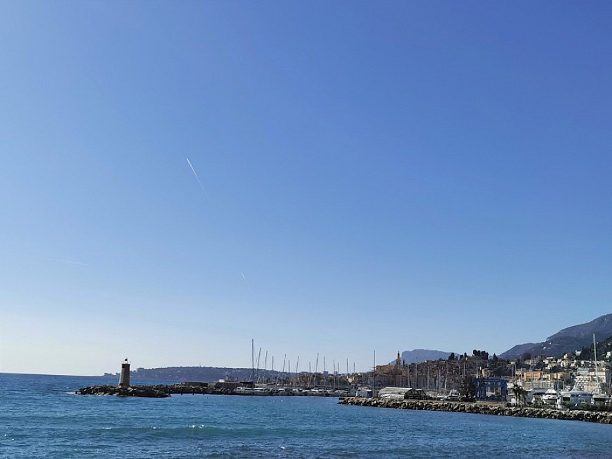 Royal Hotel Sanremo: Mit stetem Blick in Richtung Meer und bei herrlichem Sonnenschein geht es für uns am nächsten Tag über Menton nach Monaco.