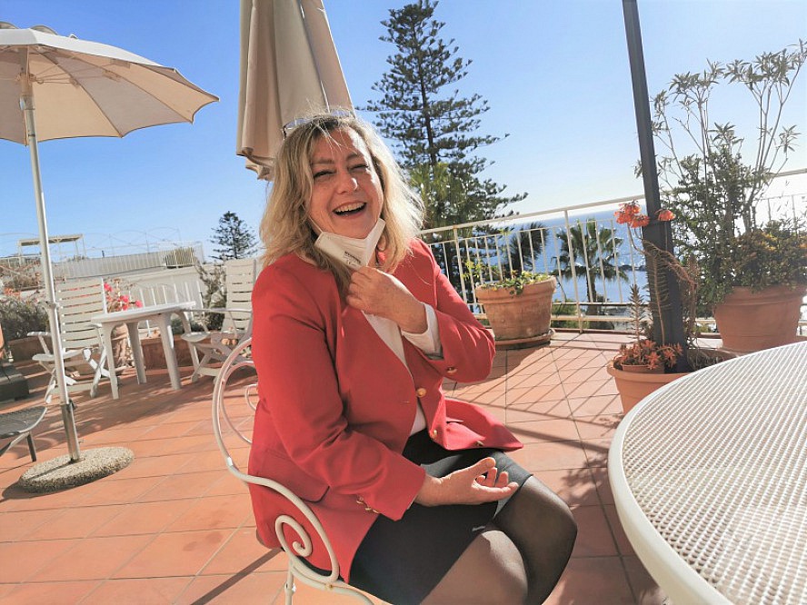 Royal Hotel Sanremo: Monica führt mich durch die Räumlichkeiten und auf die Terrasse der Sisi-Suite. Von hier kann man das Meer nicht nur sehen, man lebt quasi darin