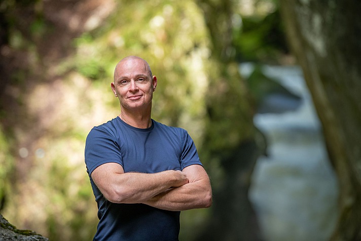 René Hug: Der Mann und sein kritischer Blick auf Yoga