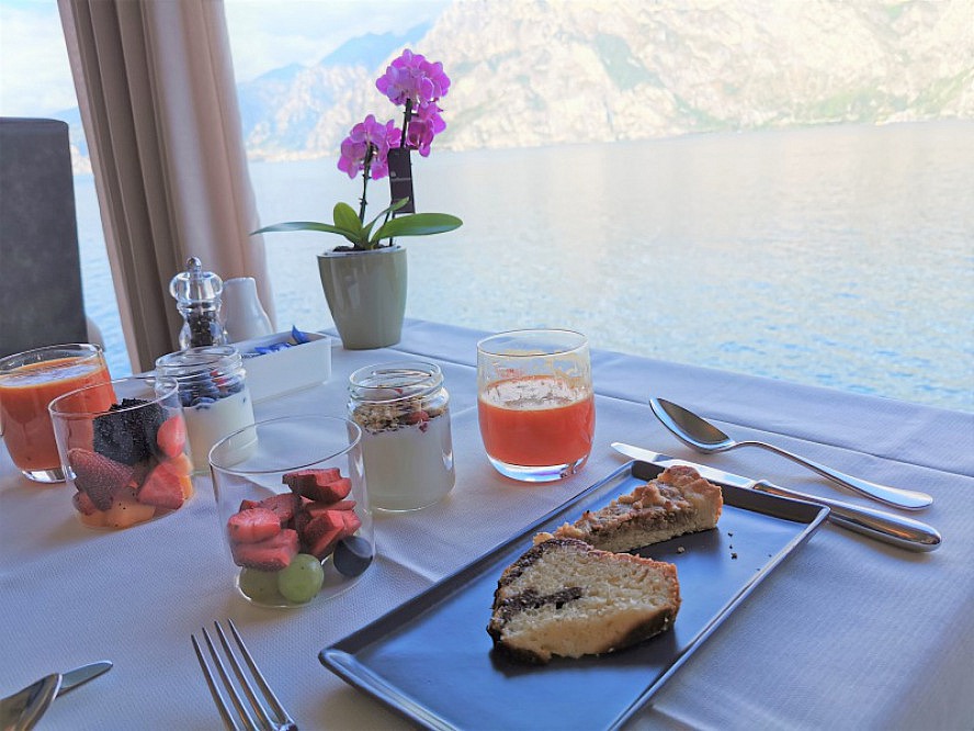 Villa Tempesta: Am nächsten Morgen erwarten uns zum Frühstück erlesene Zutaten, viel Liebe fürs Detail und eine unvergleichliche Aussicht
