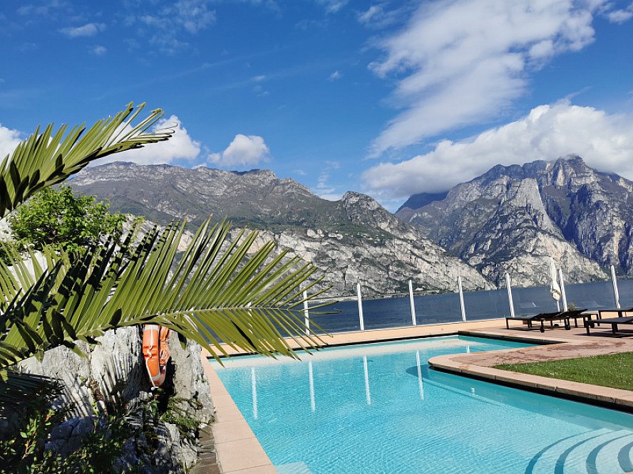 Villa Tempesta:  der Poolbereich begeistert uns nicht zuletzt durch seine beachtliche Größe