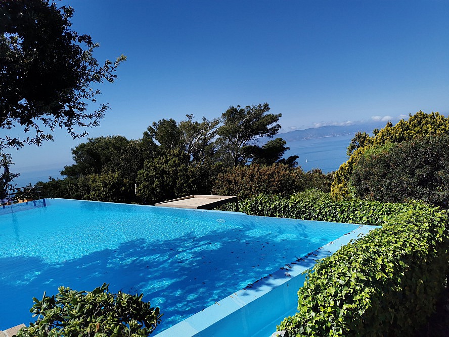 Hotel Torre di Cala Piccola: Blick über den Pool auf die Insel Giglio