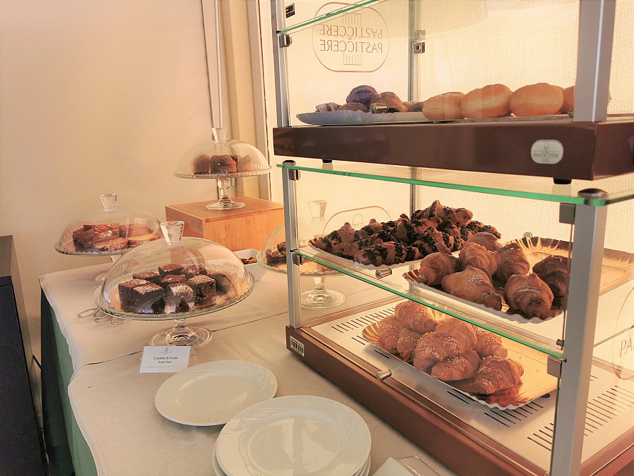 Hotel Torre di Cala Piccola: Das reichhaltiges Frühstück mit authentischen und lokalen Produkten
