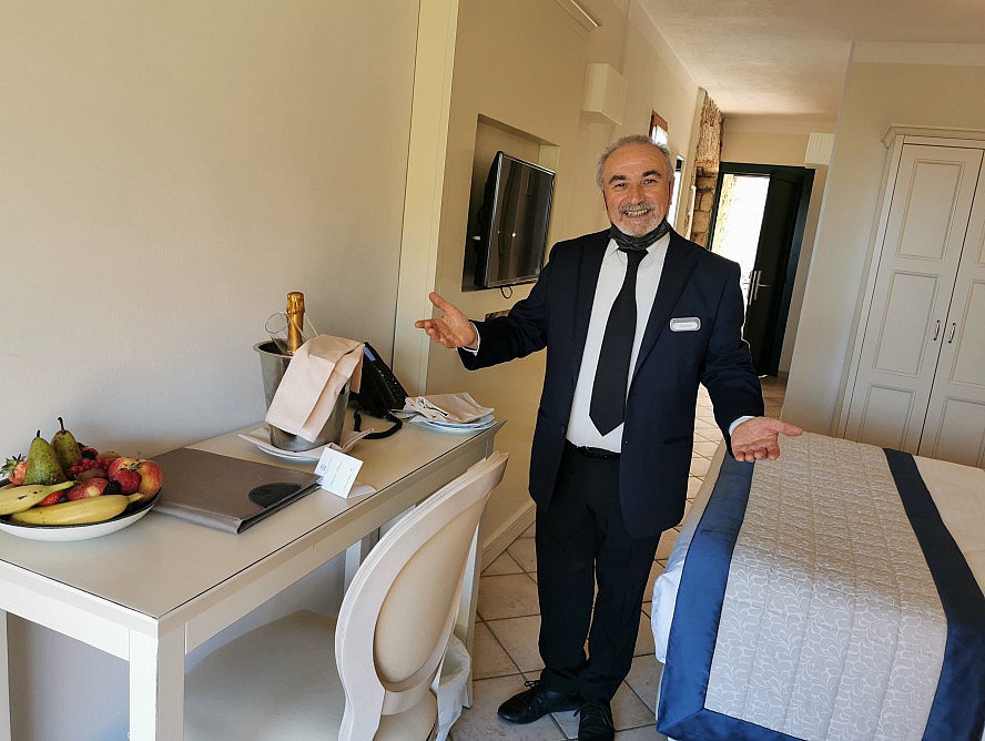 Hotel Torre di Cala Piccola: Der freundliche Mitarbeiter bringt einen Willkommensgruß