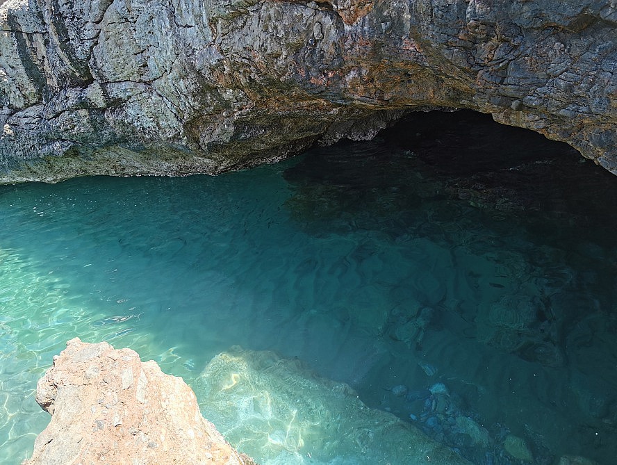 Hotel Torre di Cala Piccola: die kleine Grotte, in der das Wasser angenehm gurgelnde Geräusche hinterlässt