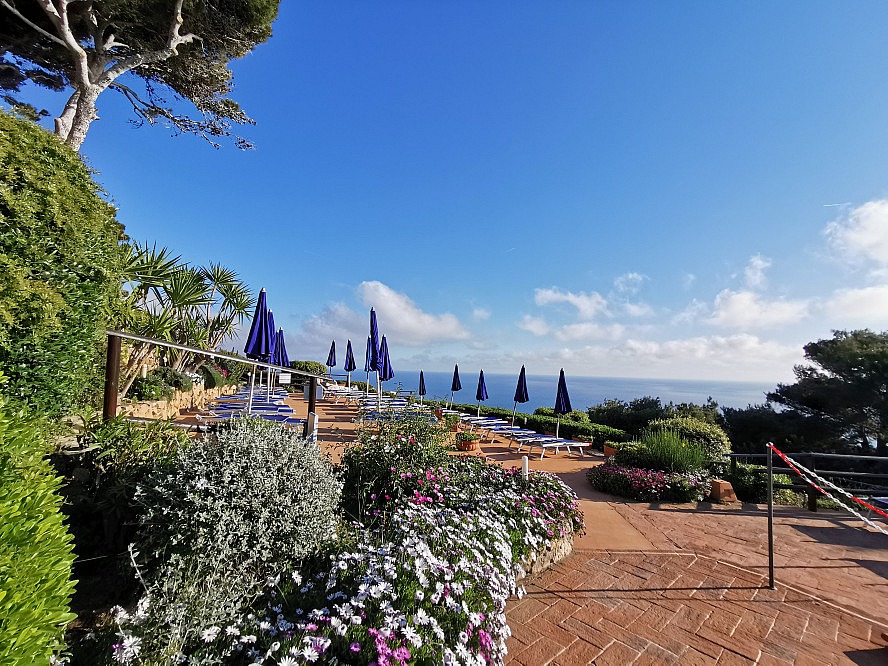 Hotel Torre di Cala Piccola: Liegen mit Aussicht am wunderschönen Pool