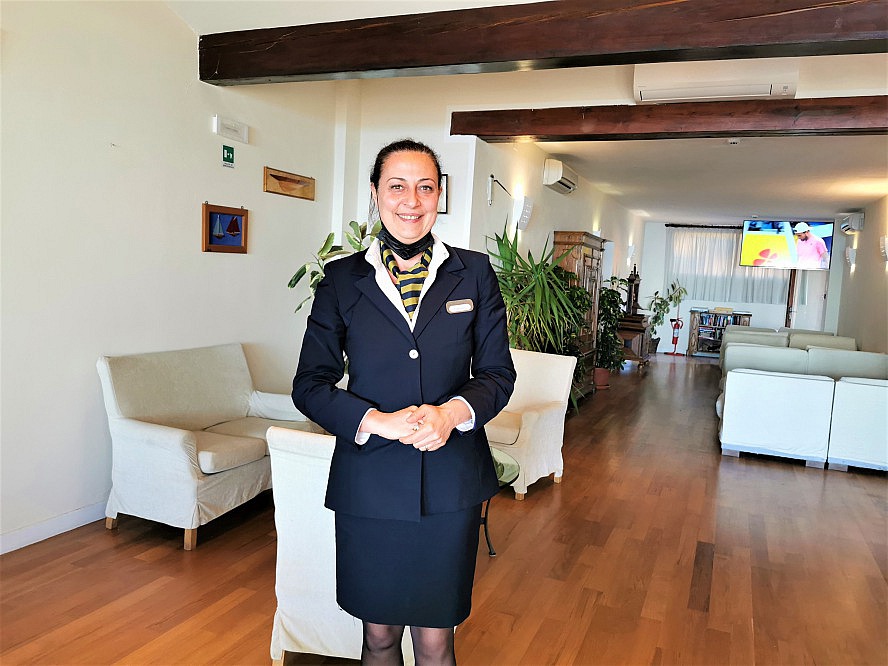 Hotel Torre di Cala Piccola: Marketing Leiterin Fabiana Conti führt uns über das traumhaft gelegene Terrain des Hotels