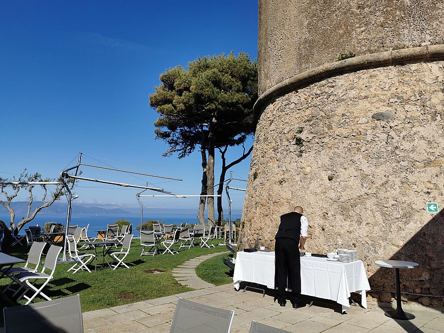 Hotel Torre di Cala Piccola: Vom antiken Sarazenenturm aus erstreckt sich das Hotel in unvergleichlicher Panoramalage
