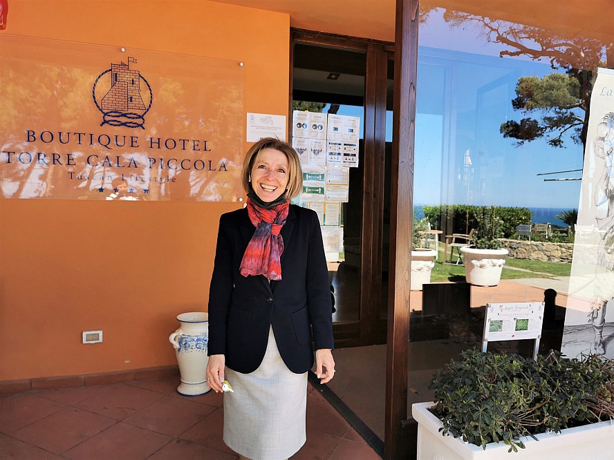 Hotel Torre di Cala Piccola: von Direktorin Stefania Marconi begrüßt, fühlen wir uns gleich Willkommen