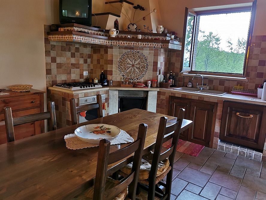 Toscana Vacanza: Im Inneren in der Küche befinden sich einige wunderschöne handgefertigte Möbel aus Kirschholz mit Mosaiken