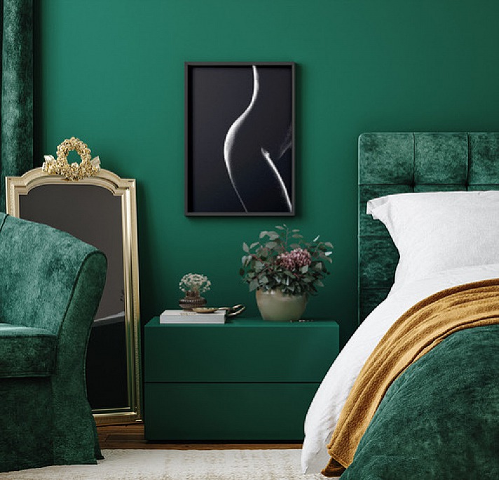 Schwarz-weißes Akt-Poster im gruünen Schlafzimmer