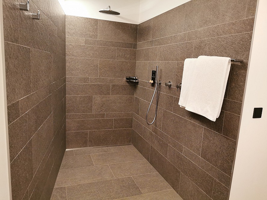 Amolaris: Der Duschbereich befindet sich ist hinter dem Badezimmer und bietet Privatsphäre
