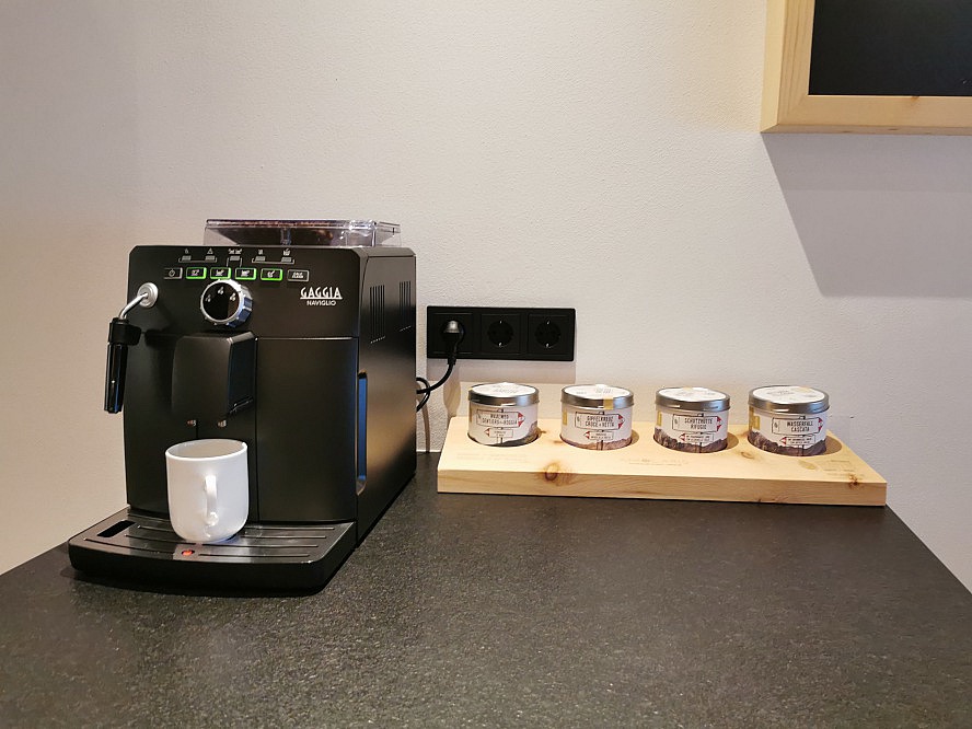 Amolaris: Ebenfalls sehr hochwertig - der Kaffee- und Espressoautomat und zusätzlich eine ausgesuchte Kollektion an feinen Kräutertees