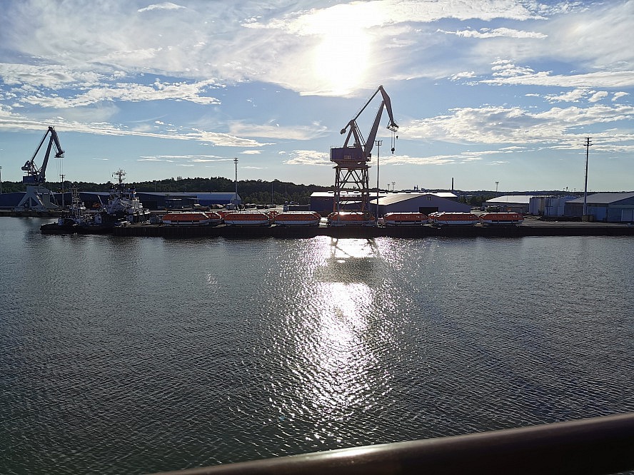 WORLD VOYAGER: Abendliche Hafenansicht in Turku in Finnland