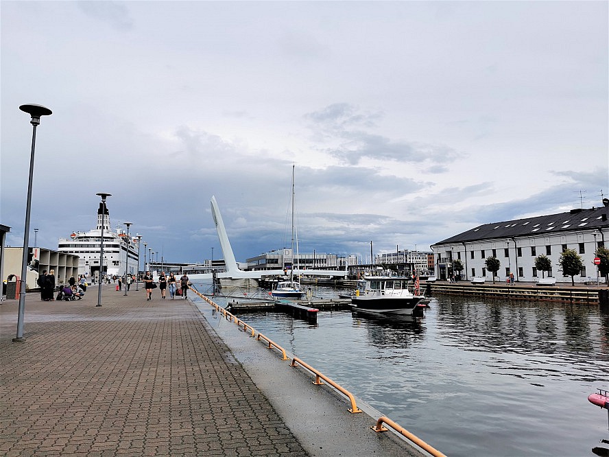 WORLD VOYAGER: Blick auf den Fährhafen von Tallinn