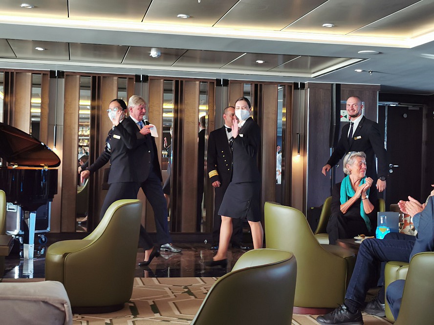 WORLD VOYAGER: Cruise Director Manfred Fiedeler verabschiedetet sich gemeinsam mit allen Crewmitgliedern herzlich von den Gästen