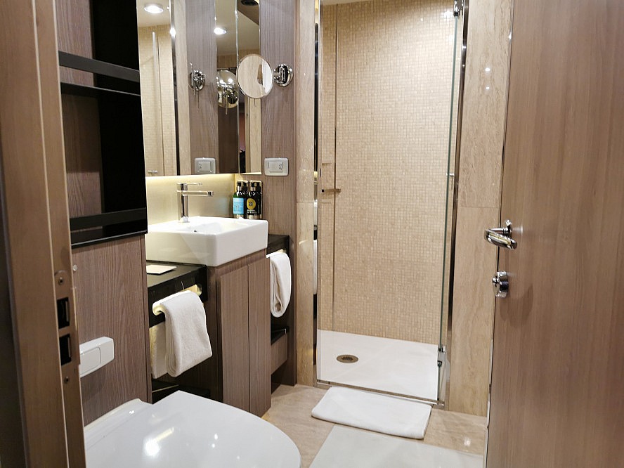 WORLD VOYAGER: Das Badezimmer vollbringt auf kleinem Raum wirkliche Wunder. Die Duschkabine ist ein Traum!