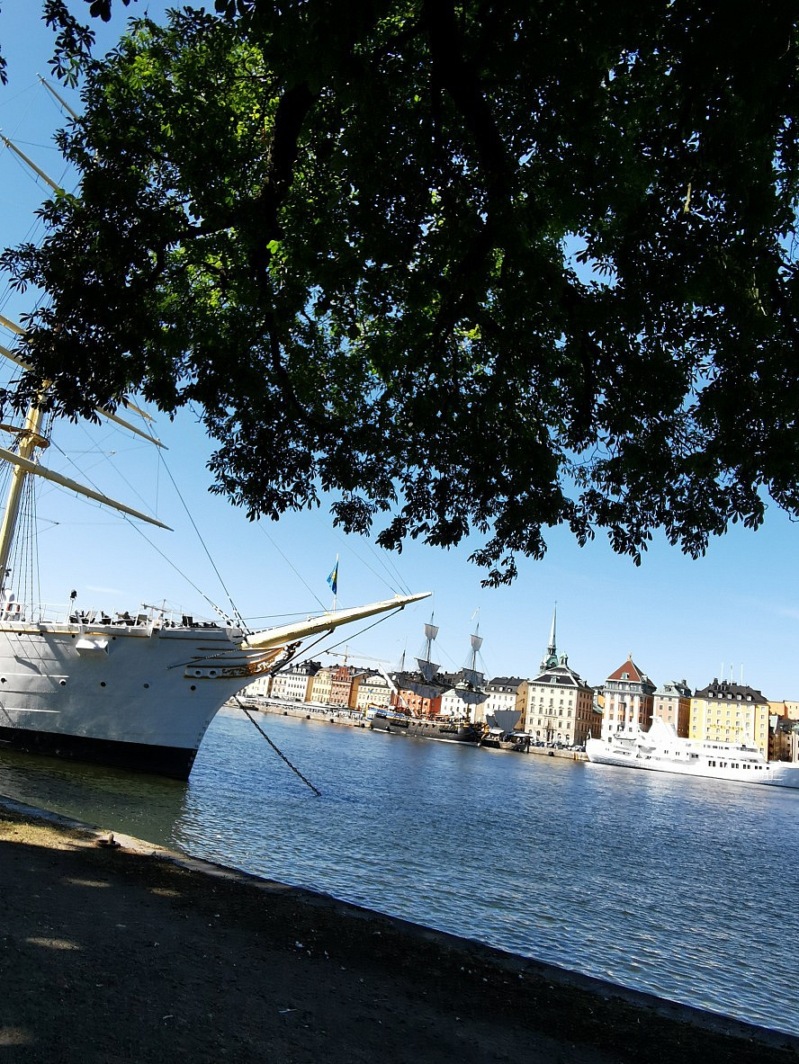 WORLD VOYAGER: Das Hotelschiff af Chapman im Hafen von Stockholm ist ein Dreimaster Vollschiff aus Stahl