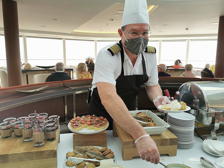 WORLD VOYAGER: frische Waffeln oder Kaffee und Kuchen serviert vom wunderbaren Hotelmanager Thomas Leitner persönlich...