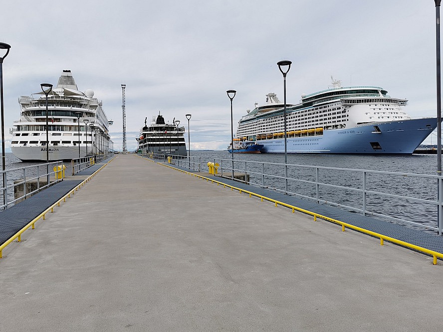 WORLD VOYAGER: Hier in Tallinn: Das kleine, luxuriöse, schicke Schiff in der Mitte ist unsere WORLD VOYAGER :)