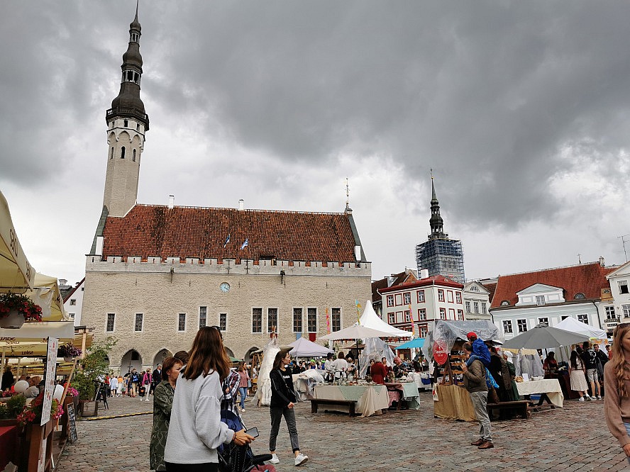 WORLD VOYAGER: Markt in Tallinn - trotz Regen wirklich sehenswert