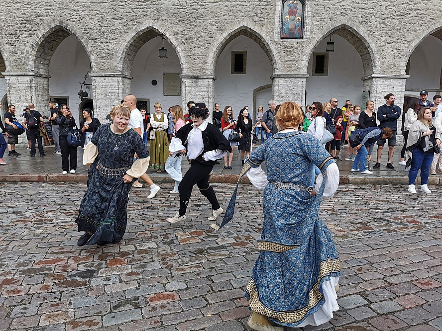 WORLD VOYAGER: Tanzende Mädchen in Folklore-Tracht in Tallinn
