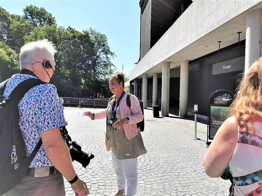 WORLD VOYAGER: unsere wirklich sehr unterhaltsame Reiseführerin vor dem Vasa-Museum in Stockhom