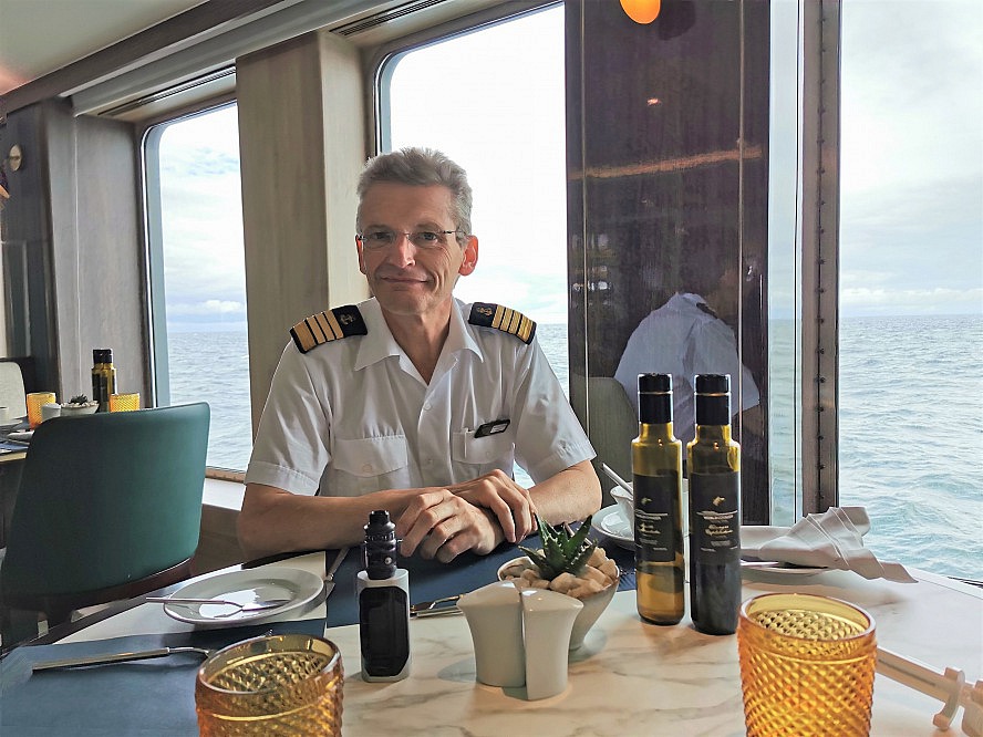 WORLD VOYAGER: wir freuen uns darüber, als sich der weitgereiste Kapitän Michael Block zur Mittagszeit zu uns setzt