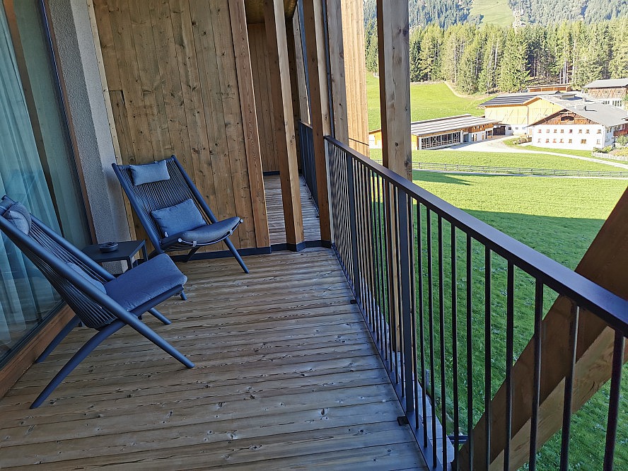Erlebnishotel Gassenhof: Das Zimmer hat einen großen Balkon mit traumhafter Aussicht auf das Tal