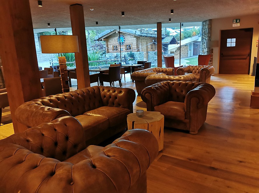 Erlebnishotel Gassenhof: Loungebereich mit vielen bequemen Sitzmöglichkeiten