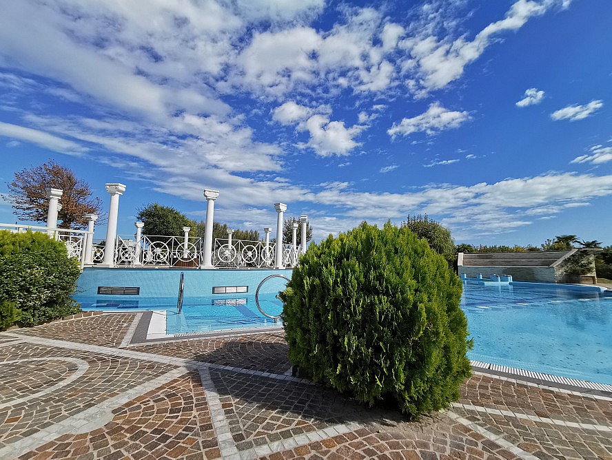 Grand Hotel da Vinci: Bei schönem Wetter öffnet sich das Restaurant zum wunderschönen Garten mit einer grandioser Poollandschaft