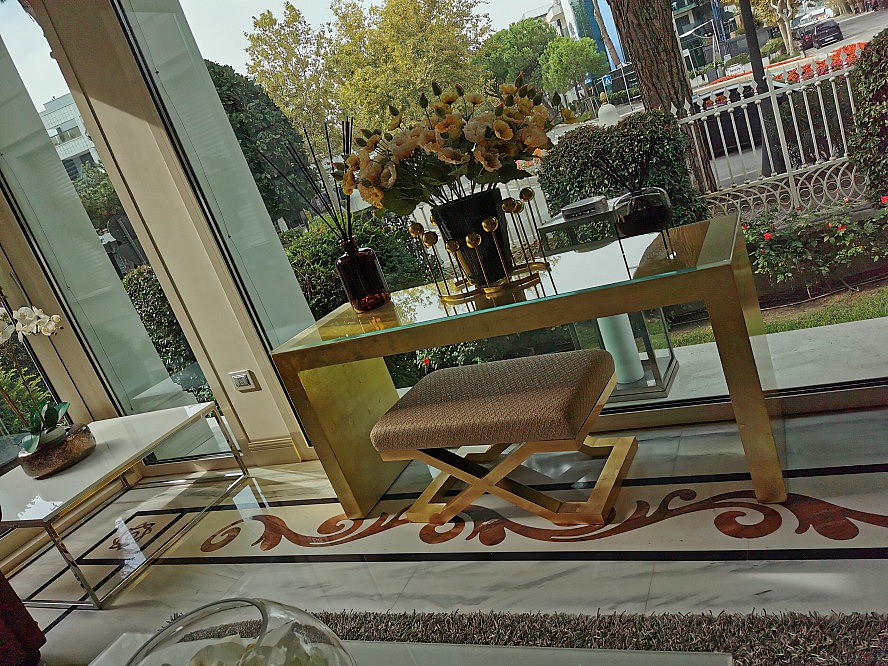 Grand Hotel da Vinci: Blumen und Tischdeko im Eingangsbereich