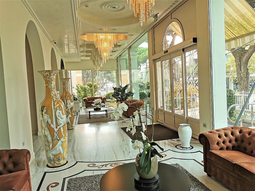 Grand Hotel da Vinci: Dekoration in der eleganten und großzügig gestalteten Lobby