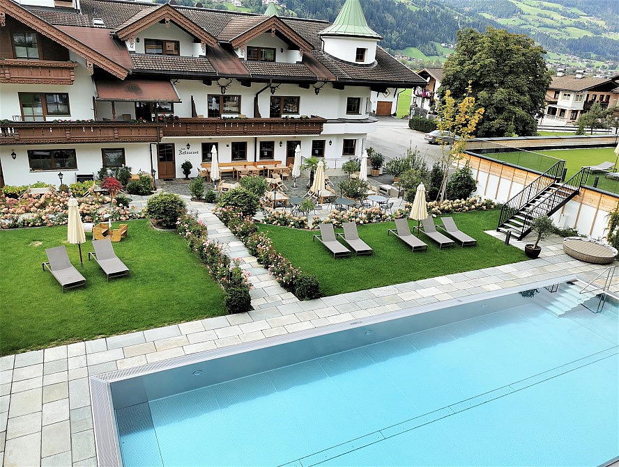 Natur Resort Rissbacher: Blick vom Neubau - auf Pool, Park und das Haupthaus