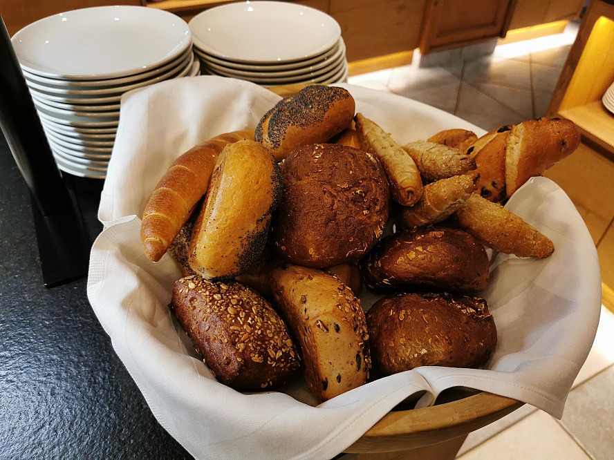Natur Resort Rissbacher: Frühstück mit hausgebackenem Brot und selbstgemachten Marmeladen und vielem mehr