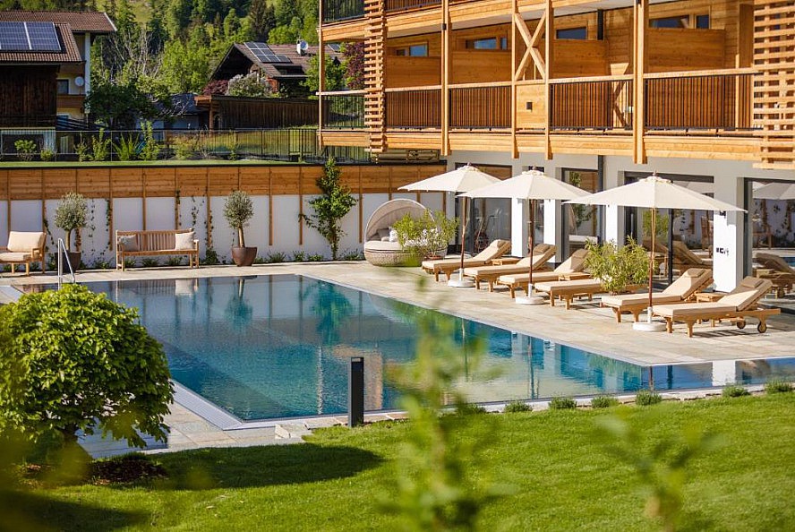 Natur Resort Rissbacher: Gartenpool und Sonnendeck - Abtauchen und entspannen