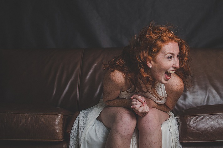 Frau glücklich lachen schauspielerin modell thisismyurl/pixabay 1