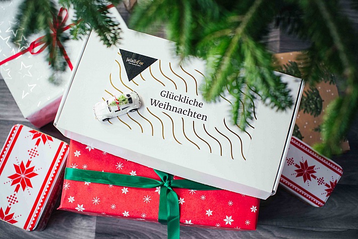Glückliche Weihnachten - Für jeden Geschmack etwas: Weihnachtliche Geschenkbox mit sieben Nussvariationen