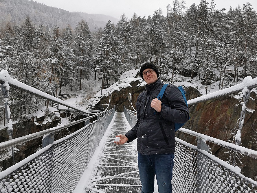 Mühle Resort 1900: Annette Maria und Axel haben in Sölden eine verschneite Hängebrücke entdeckt