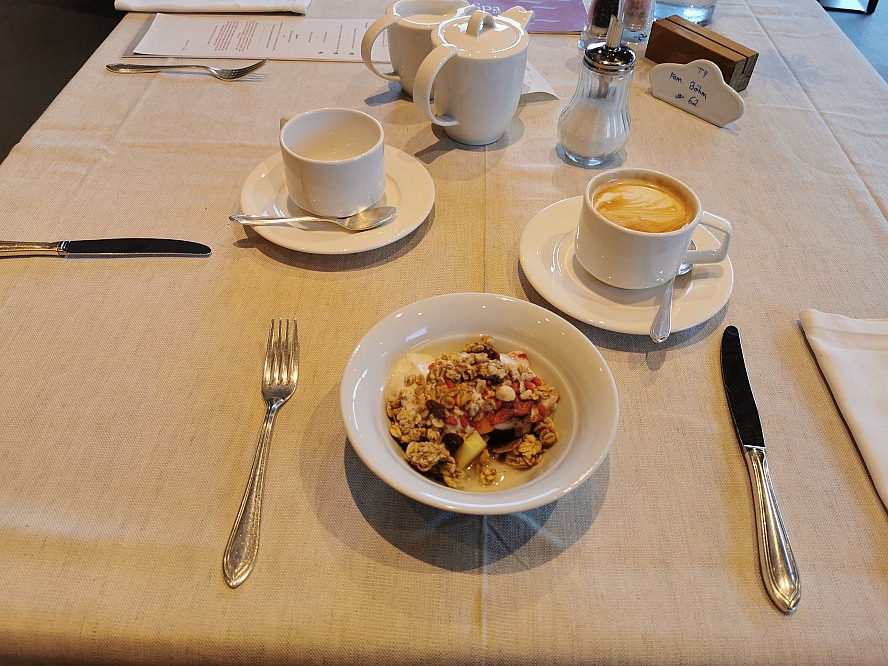 Hotel Weihrerhof: Perfekter Start in den Tag - exzellentes Bircher Müsli und vorzüglicher Cappuccino