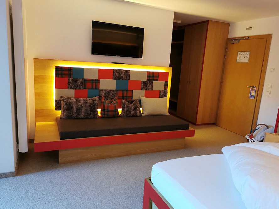 Hotel Weihrerhof: uns erwarten helle Räume in lichten Materialien, die die Natur einfangen und Baustoffe aus der Umgebung