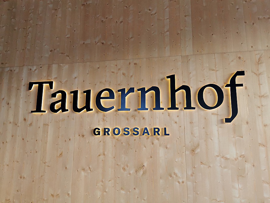 Hotel Tauernhof: Schriftzug im Eingangsbereich