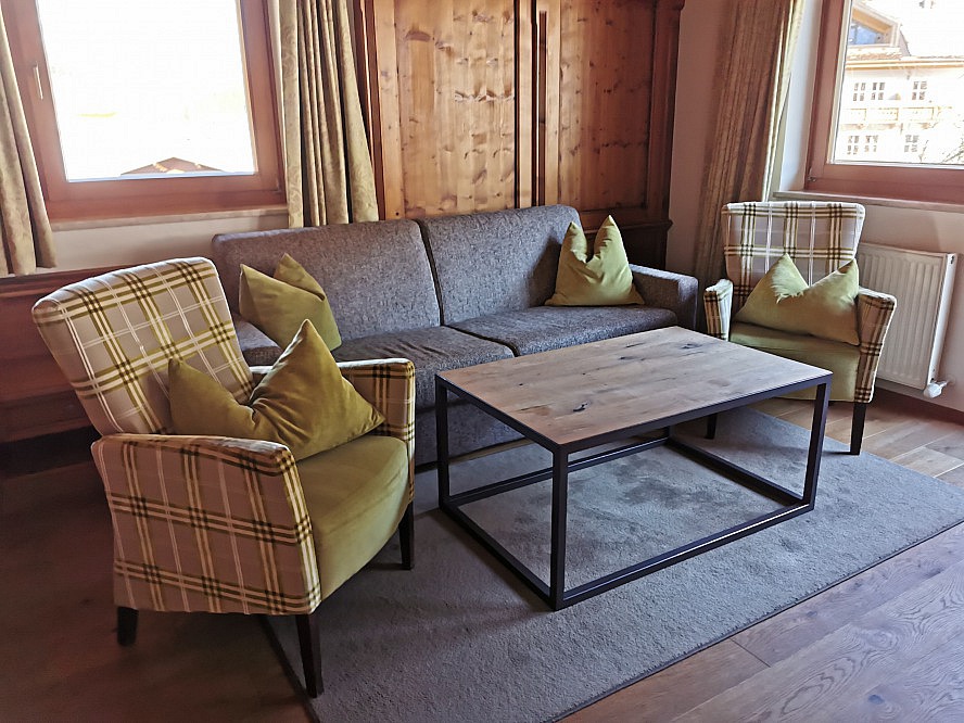 Hotel Tauernhof: Sitzgelegenheiten in unserem großzügig geschnittenen Zimmer
