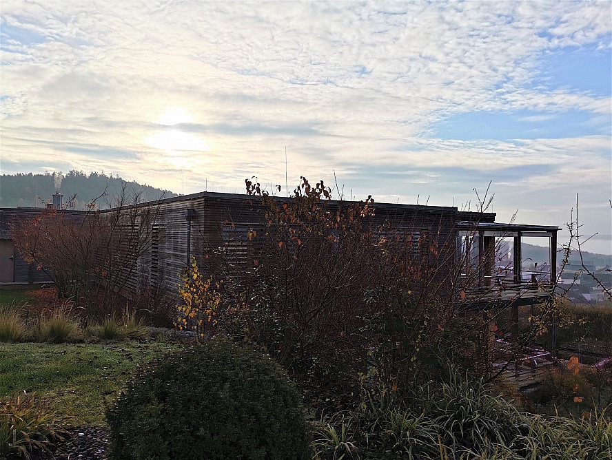 Der Birkenhof: Blick über den Neubau in den winterlichen Nachmittagshimmel