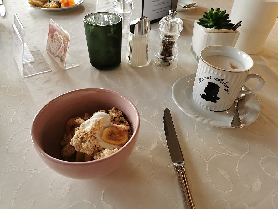 Sportresort Alpenblick: Birchermüsli und köstlichen Cappuccino aus einer tollen Tasse = perfekter Start in den Tag