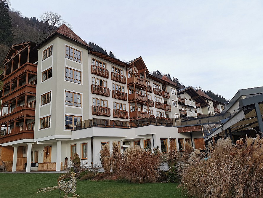 Sportresort Alpenblick: Blick auf das Hotel vom Garten aus
