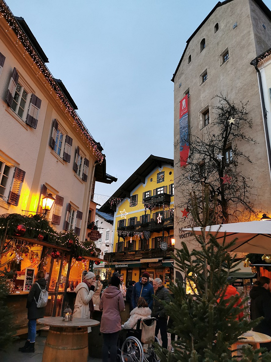 Sportresort Alpenblick: Die Altstadt von Zell am See ist mit seinem Adventsmarkt wirklich urig und herrlich vorweihnachtlich