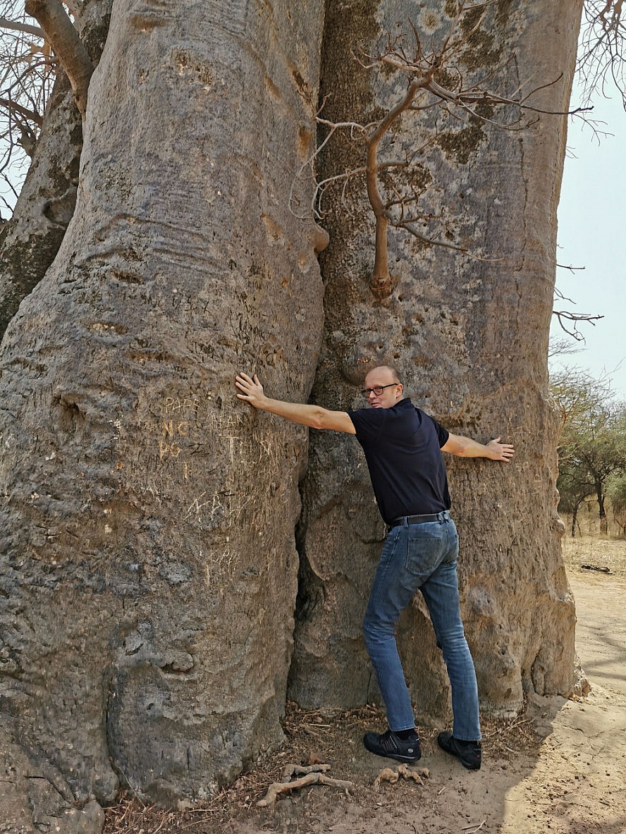 Vasco Da Gama: Axel freut sich über die riesigen Affenbrotbäume im Bandia-Naturreservat im Senegal
