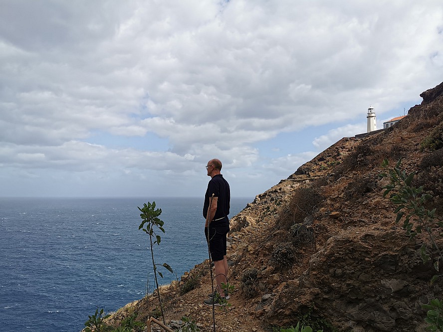 Vasco Da Gama: Axel schaut auf das Meer Santo Antãos - ganz in der Nähe des ältesten Leuchtturms von Kap Verde