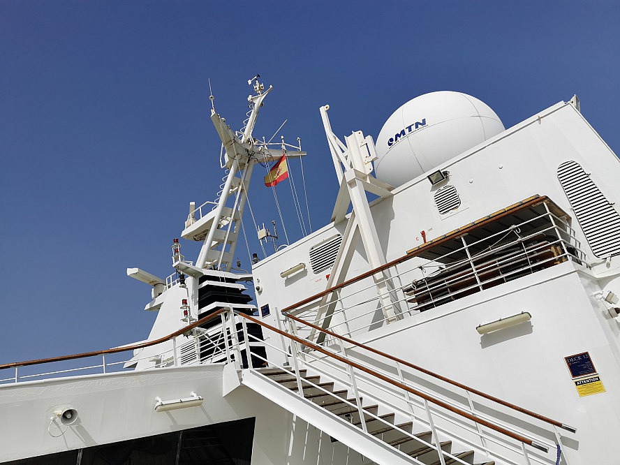 Vasco Da Gama: Blick in den blauen Himmel - vorbei an den Masten und Antennen des Schiffs